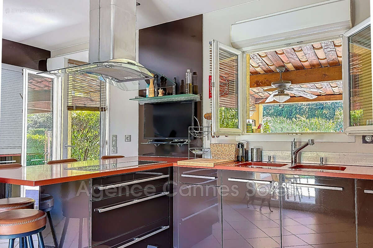 Maison à LA ROQUETTE-SUR-SIAGNE