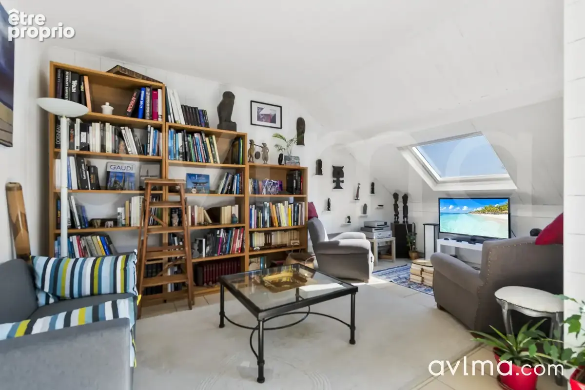 L'impression d'une maison  au dernier étage d'une résidence arborée. - photo 3