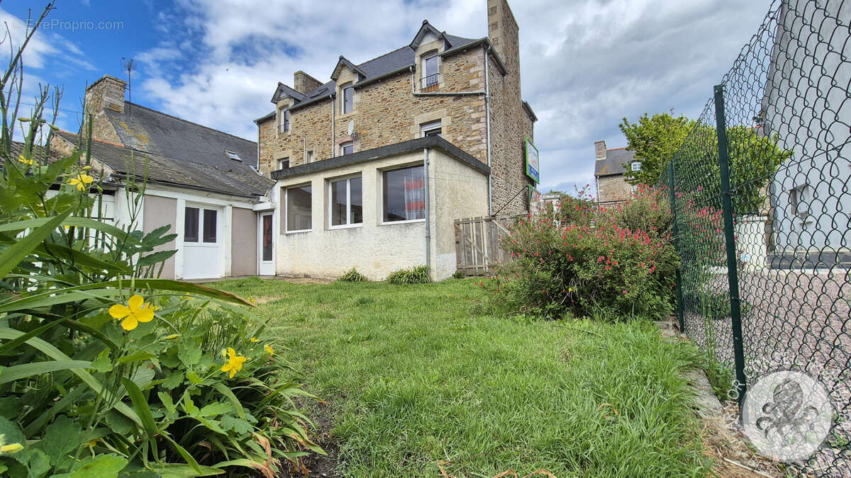 Maison à HENANBIHEN