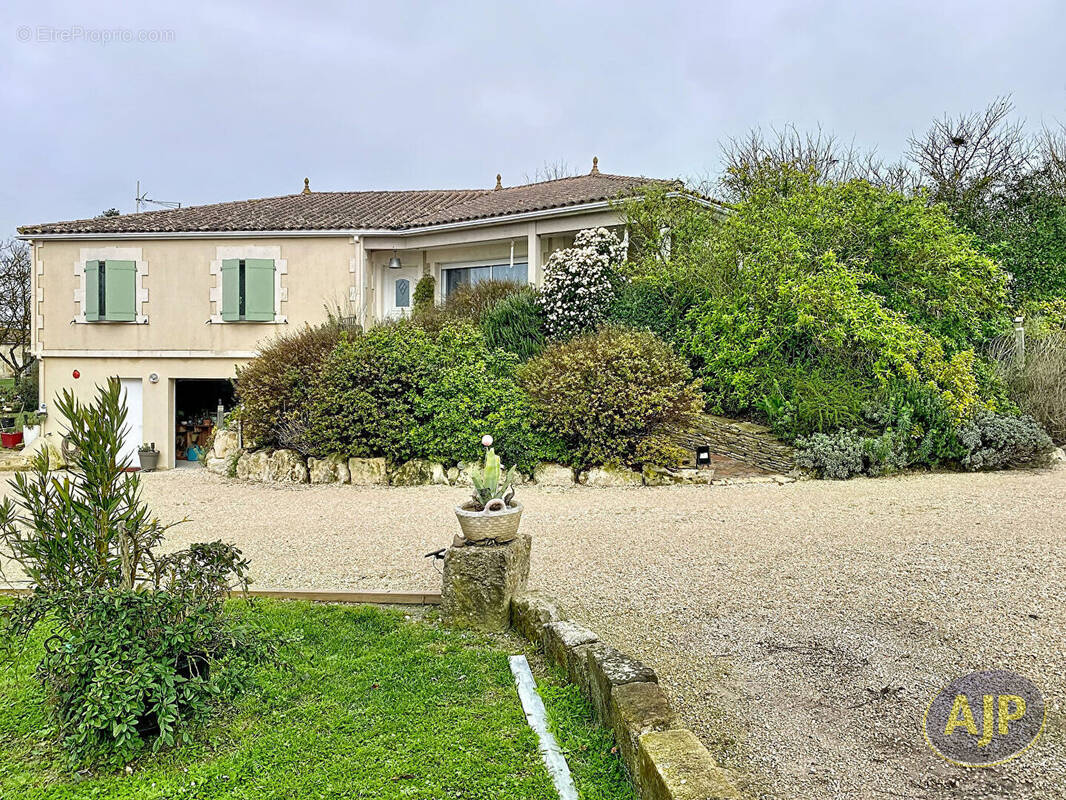 Maison à JARNAC-CHAMPAGNE