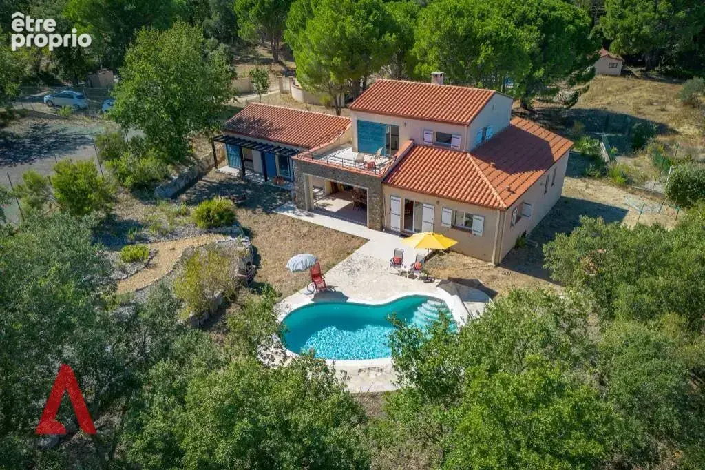 Superbe villa offrant : vue imprenable, grand terrain, piscine et un terrain de tennis! - photo 9