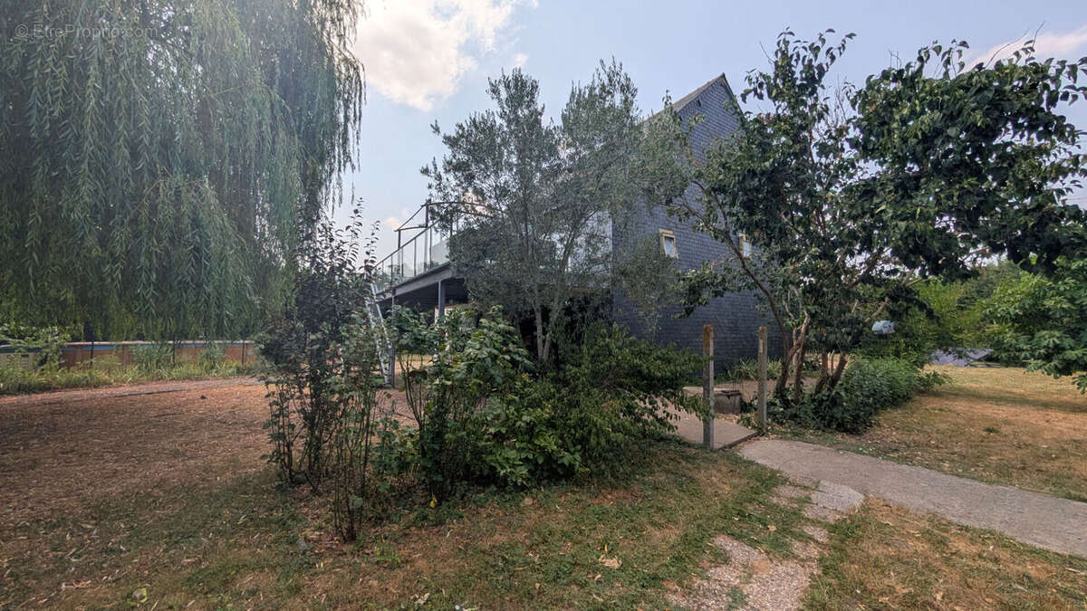Maison familiale de 170 m² sur plus de 2 500 m² de terrain - photo 11