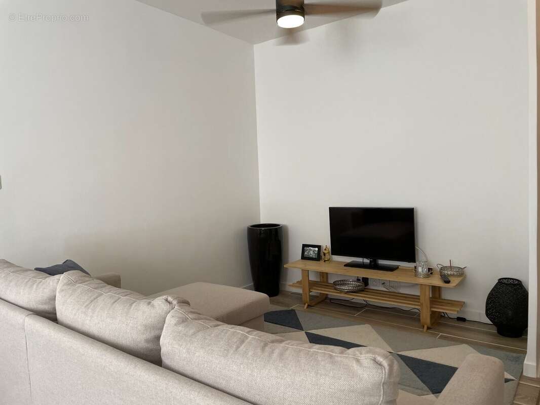 Salon avec éclairage ventilateur appartement 55 m² Béziers - Appartement à BEZIERS