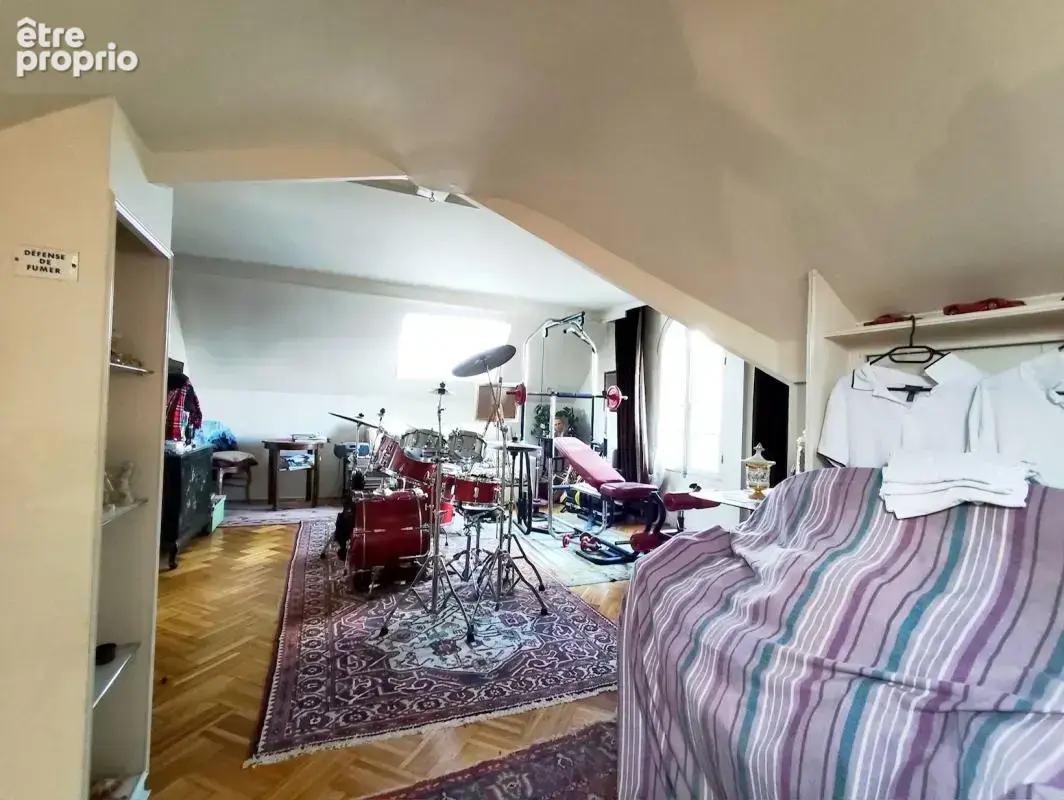 Central et calme sur 1400m² de terrain ! Propriété meulière de caractère de 250m² comprenant séjour triple et 5 chambres, sur un - photo 22