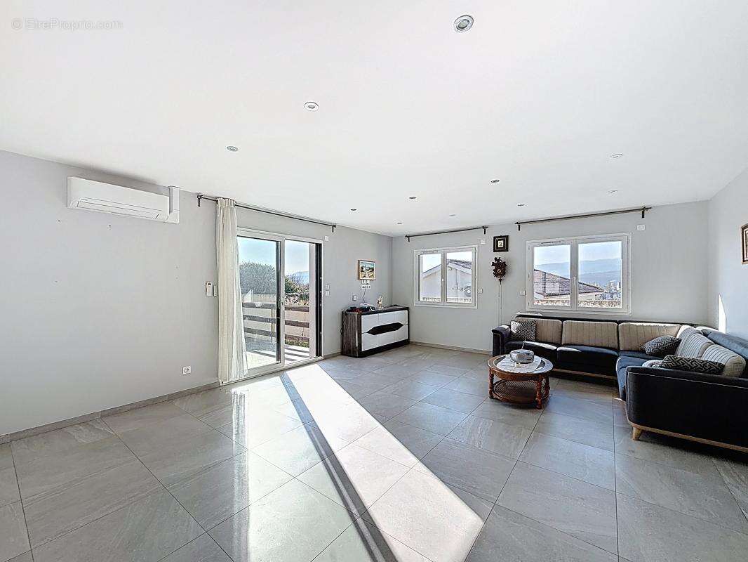 Maison à SALAISE-SUR-SANNE