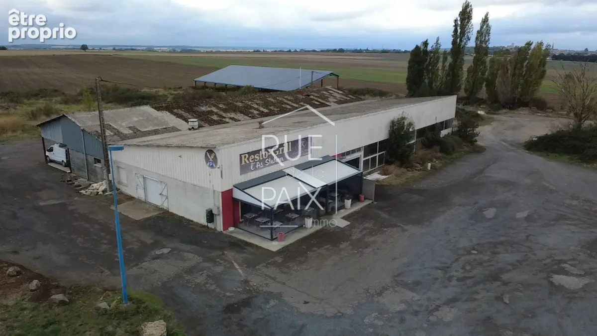 Ensemble immobilier avec diverses bâtiments 1 150 m² + Hangar 700 m² - photo 1