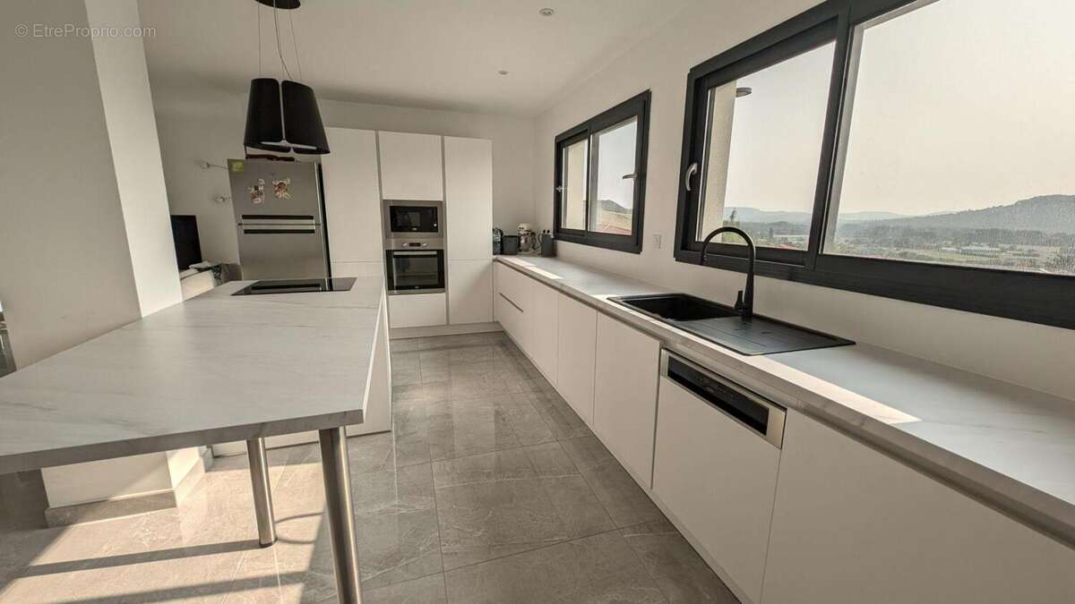 Maison à LES MARTRES-DE-VEYRE