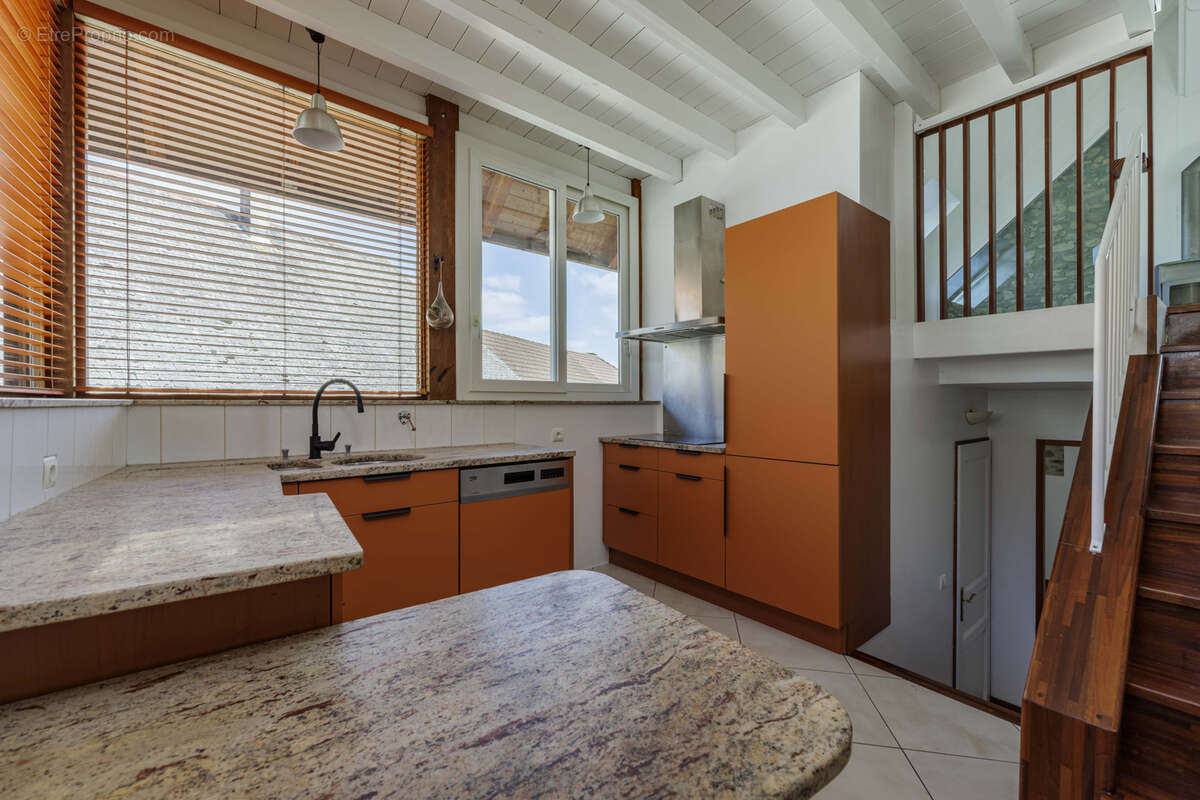 Coup de coeur assuré pour cette maison de village sur les dernières hauteurs de Poisy ! - photo 3