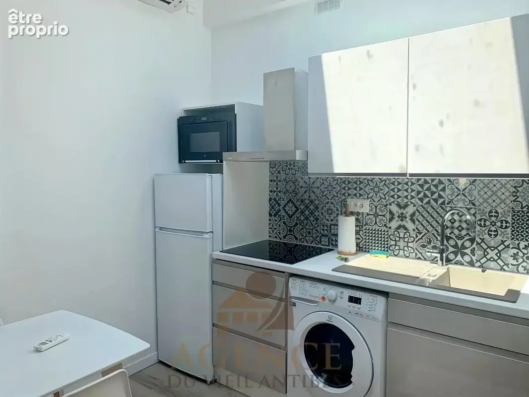 Vieil Antibes – Remparts  Charmant 2 pièces de 28 m² - photo 4