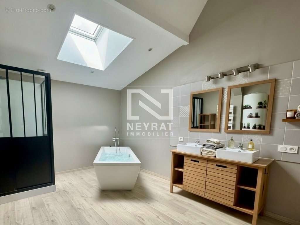 Une maison en pierre pleine de charme, avec sa terrasse suspendue, son jardin intime et ses nombreuses dépendances - photo 6
