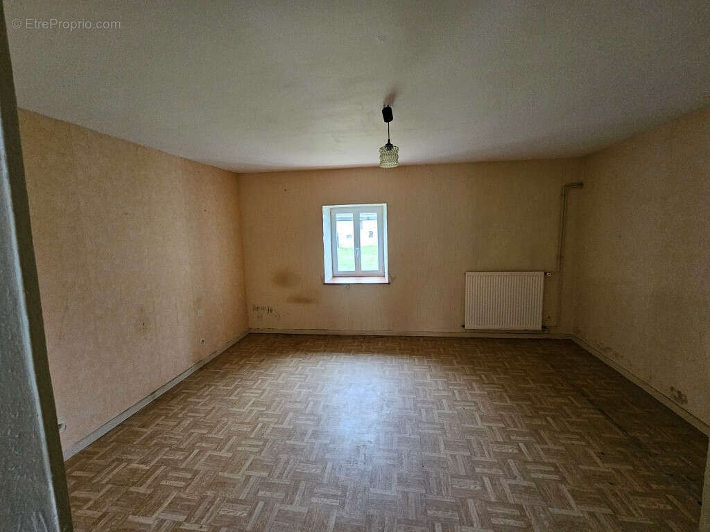 Maison à MONTUREUX-ET-PRANTIGNY