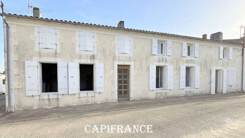 Maison charentaise en pierre à rénover - 9 pièces - 190 m² habitables - 5 chambres - Dépendances & Grenier Réhabilitable - MORAG - photo 13