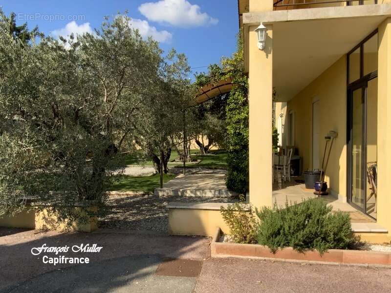 Appartement T4 96 m2 avec jardin au rez-de-chaussée d'une villa - photo 2