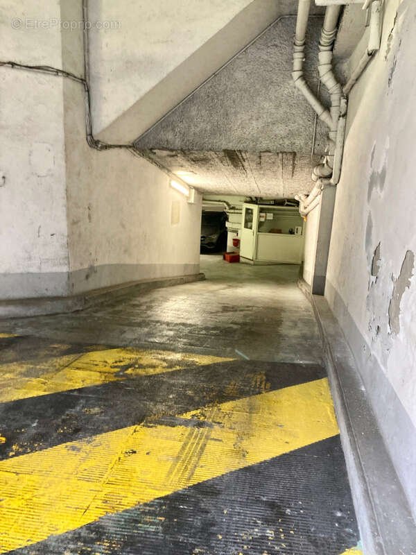 Parking à PARIS-4E
