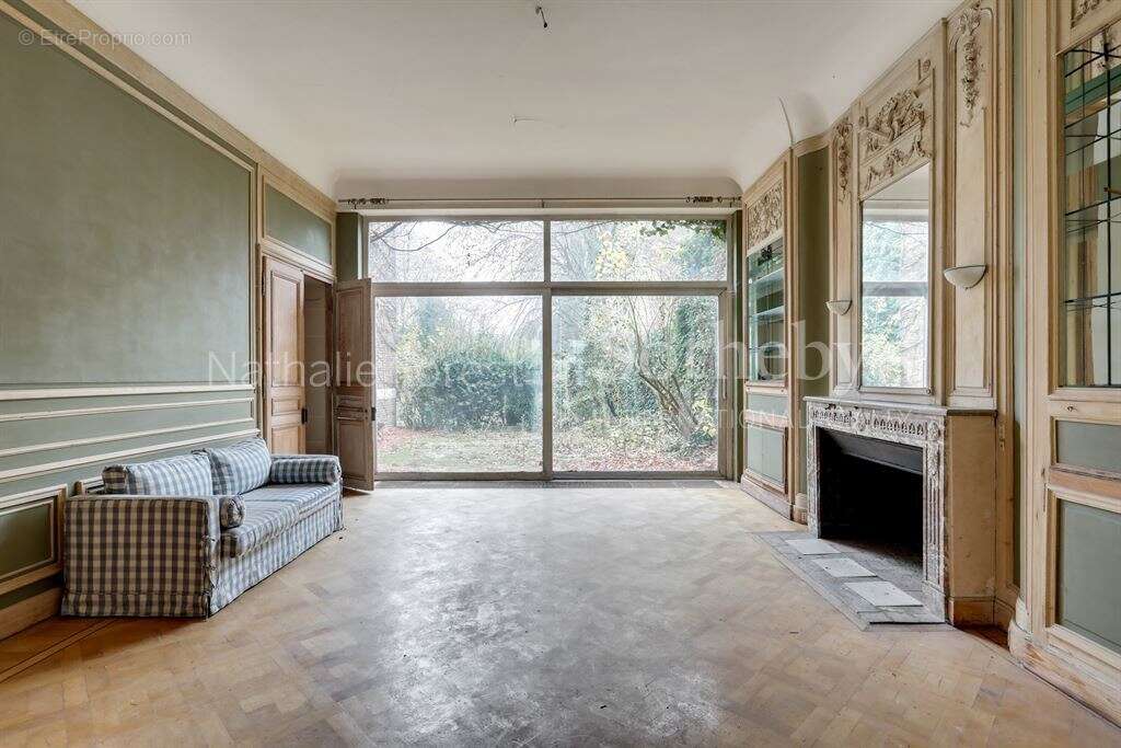 Tourcoing , limite Mouvaux , rare Hôtel particulier à rénover cadastré sur 2337  m2 de terrain . - photo 3
