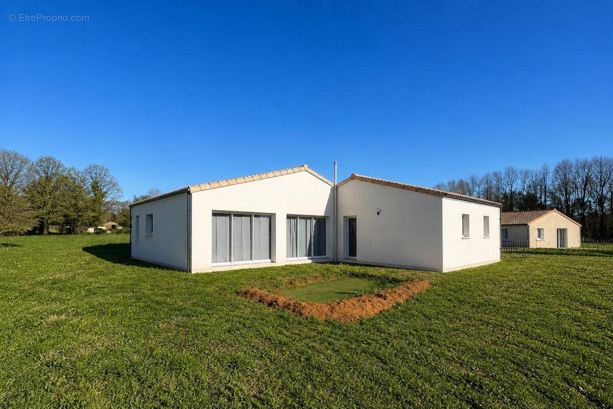 Maison à CLUSSAIS-LA-POMMERAIE