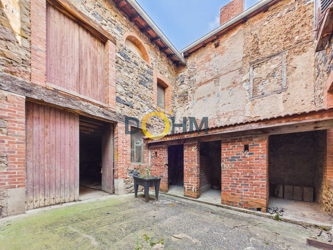 Paulhaguet   Maison de bourg avec garage, grange et cour de 40 m2, idéale pour investissement locatif. - photo 2