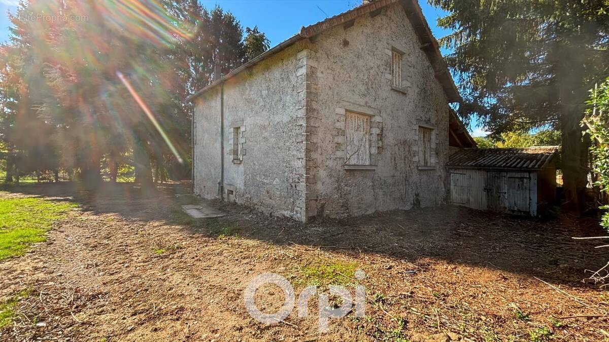Maison à LA JONCHERE-SAINT-MAURICE