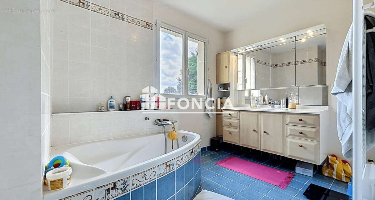 Maison familiale avec 3 suites, bureau et 2 garages - photo 7