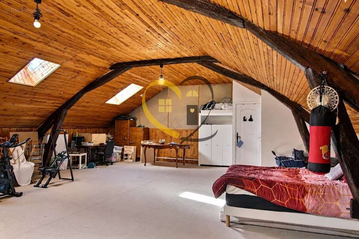 Maison familiale de 237 m² avec piscine – Chéry (18) - photo 12