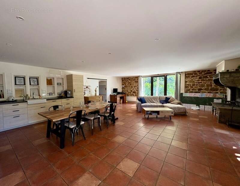 Magnifique maison en pierre de caractère avec annexes à Fayence (175 m² habitables + 126m2 de dépendances) (83) - photo 10