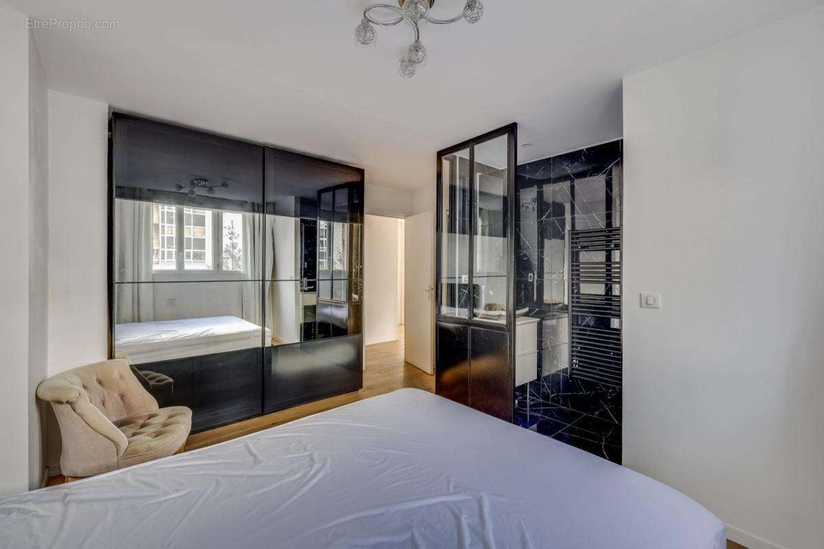 Appartement à PARIS-16E