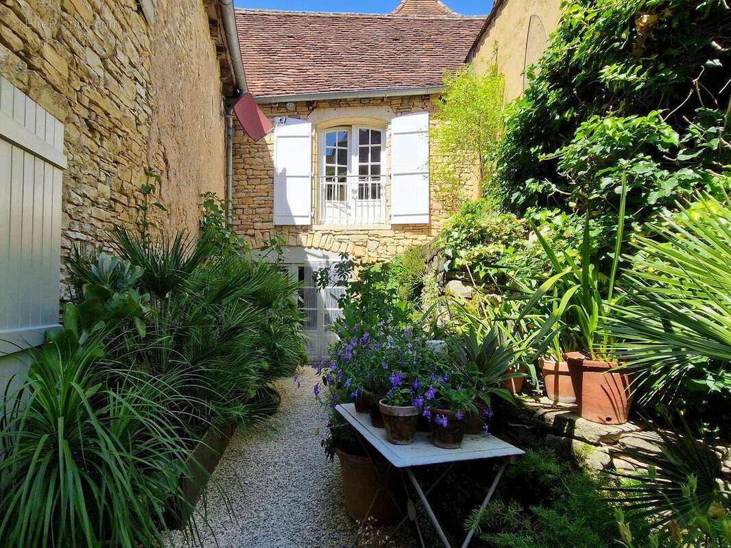 Demeure de charme avec Patio, piscine, tour au toit de lauze et jardin bucolique. - photo 9