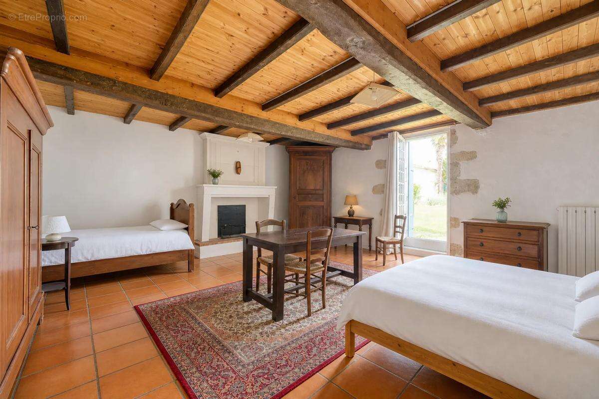 Authentique maison charentaise de 180 m² habitables avec piscine - photo 12