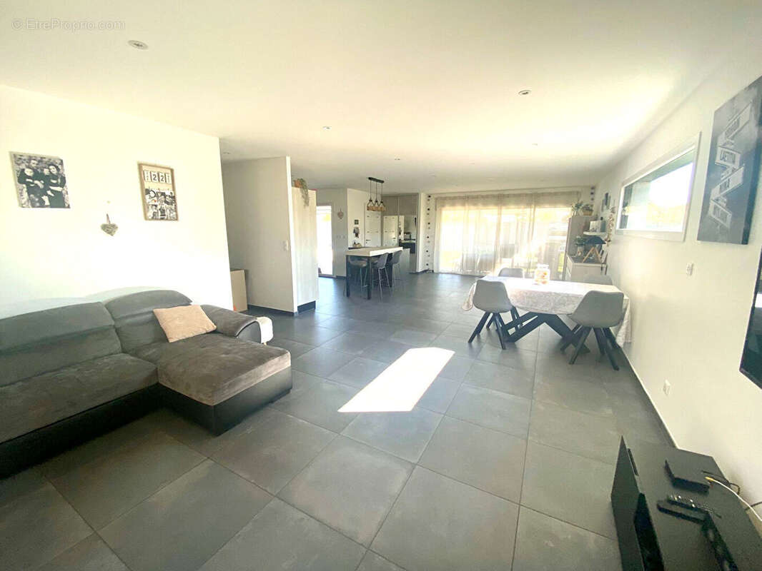 Maison de plain-pied, Saint-Maurice-de-Gourdans 154 m2 sur un terrain de 637m² - photo 6