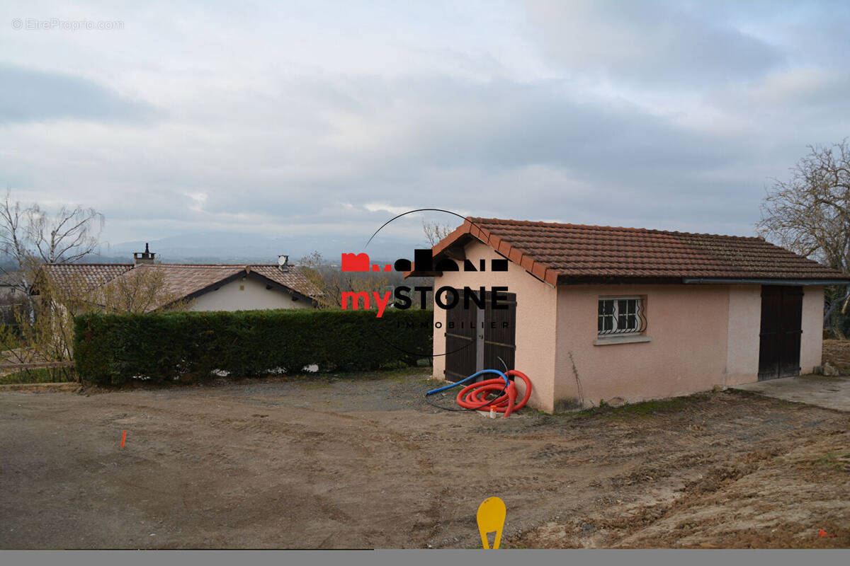 Terrain à GENOUILLEUX