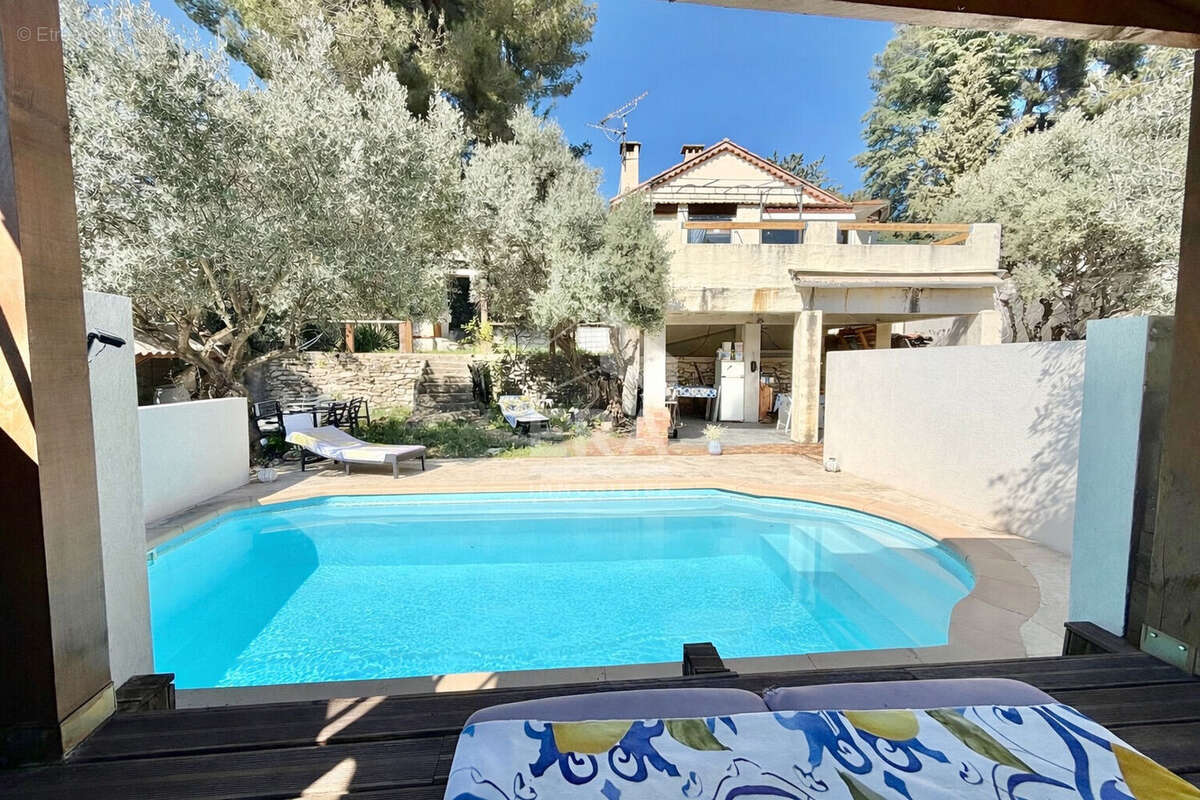 Maison à CEYRESTE