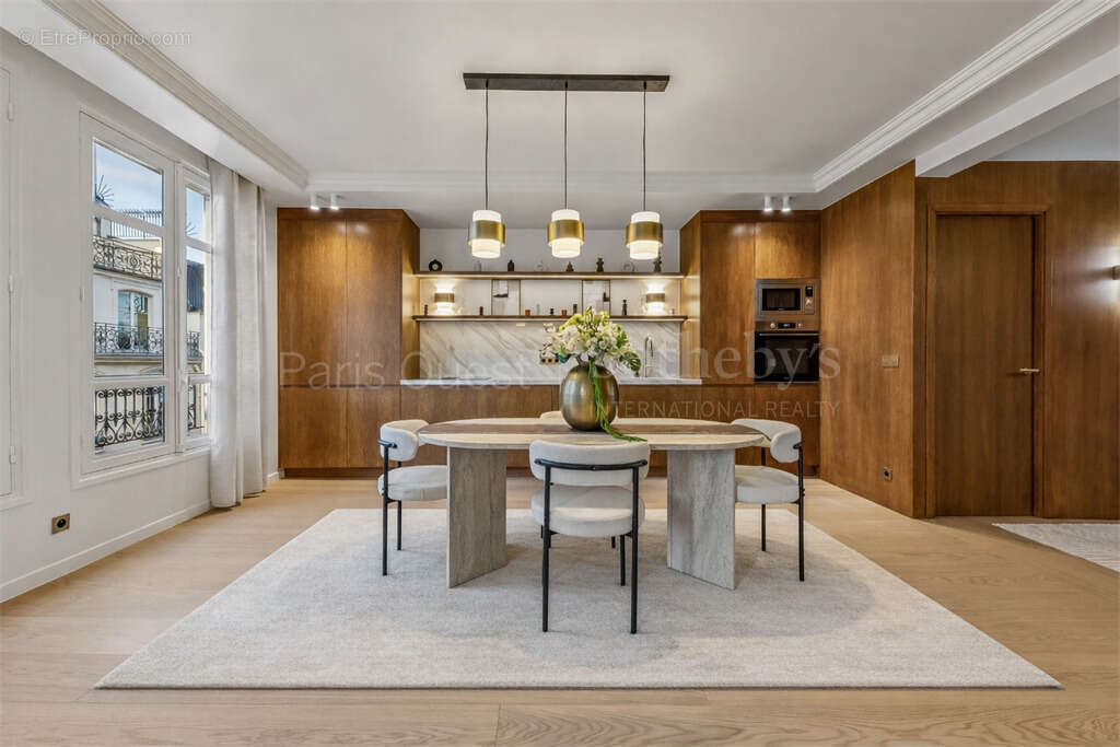 Appartement à PARIS-8E