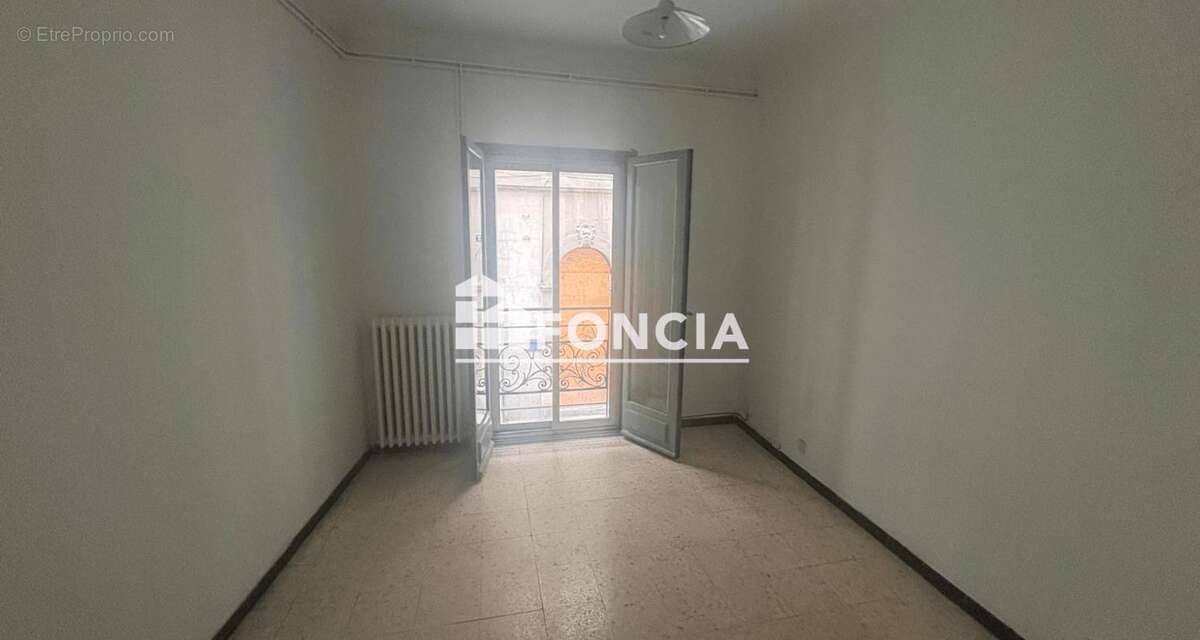 Proche Mairie – Opportunité : Grand T3 de caractère à rénover, immeuble en pierre de taille, avec cave - photo 5