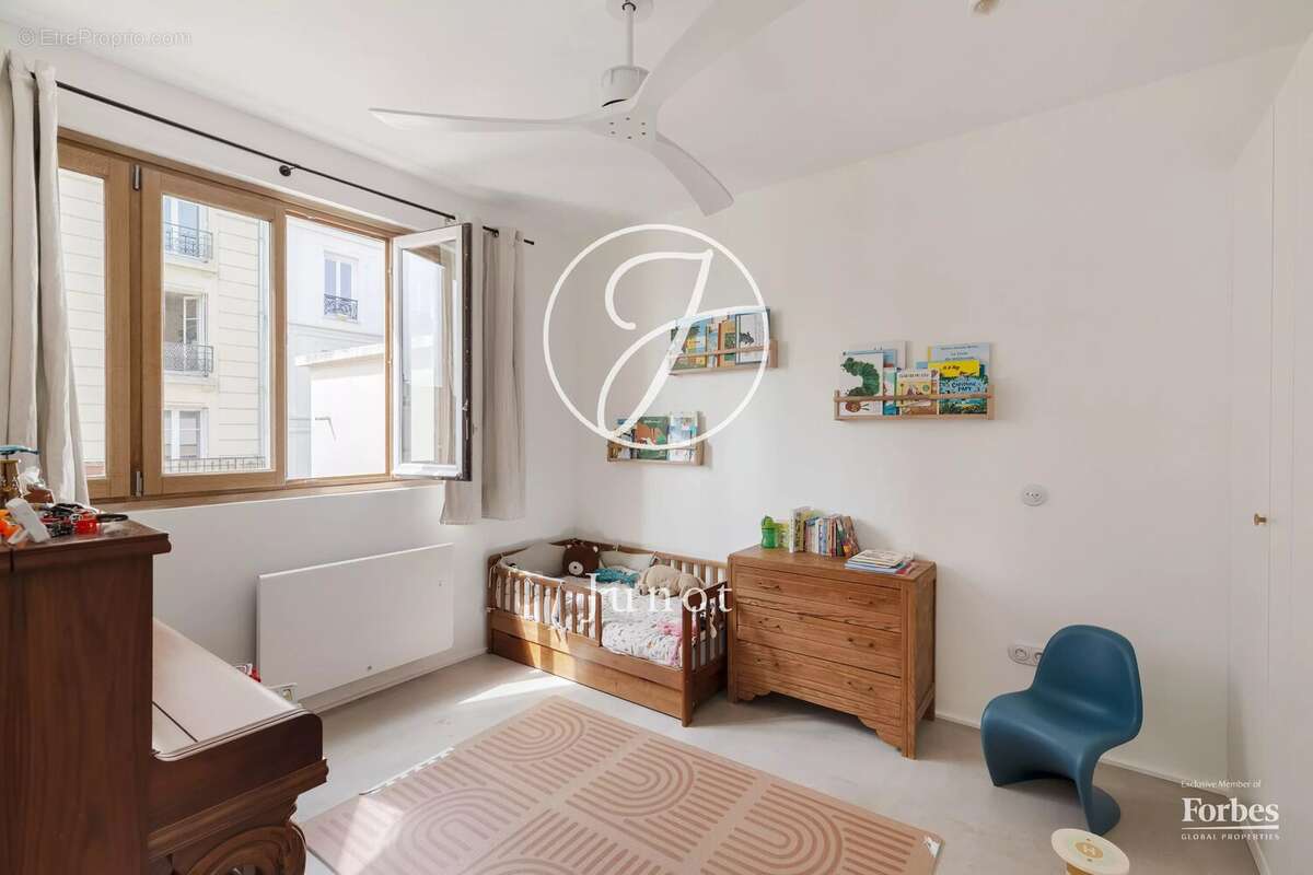 Paris 18e - MONTMARTRE / HAUT LEPIC - Appartement comme une maison - 3 pièces - 68,52m² Carrez - 72,81m² au sol - Terrasse 15,80 - photo 15
