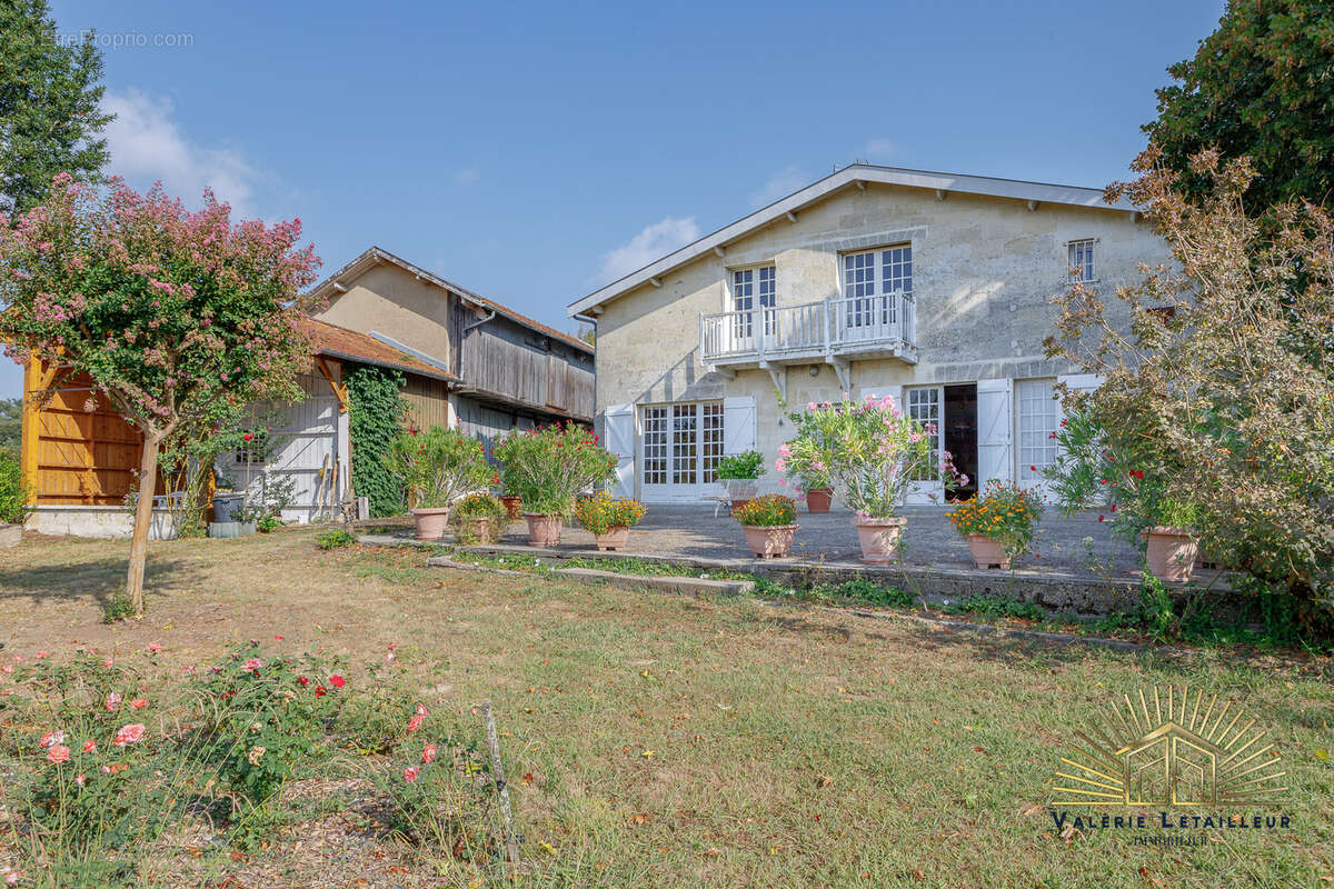 Maison de charme 358m2 habitables sur une parcelle de 10 000 m2 avec vue dégagée - photo 9
