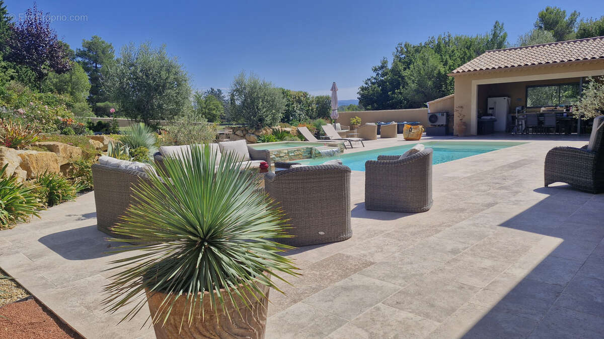 Maison à CHATEAUNEUF-LE-ROUGE