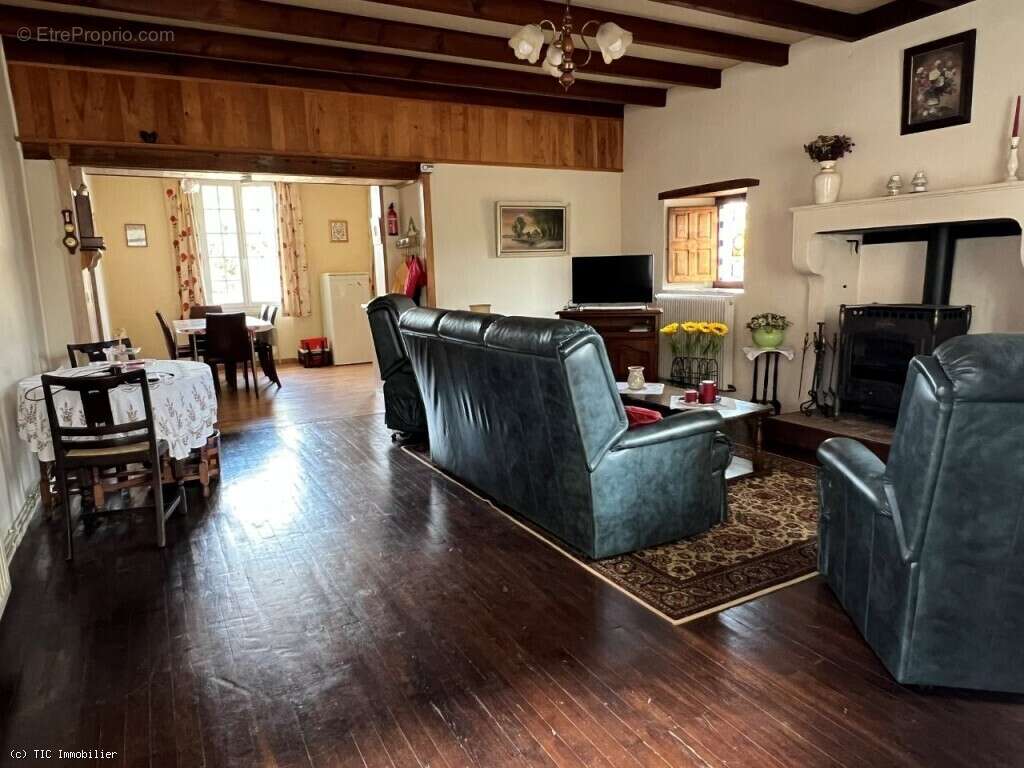 Maison à NANTEUIL-EN-VALLEE