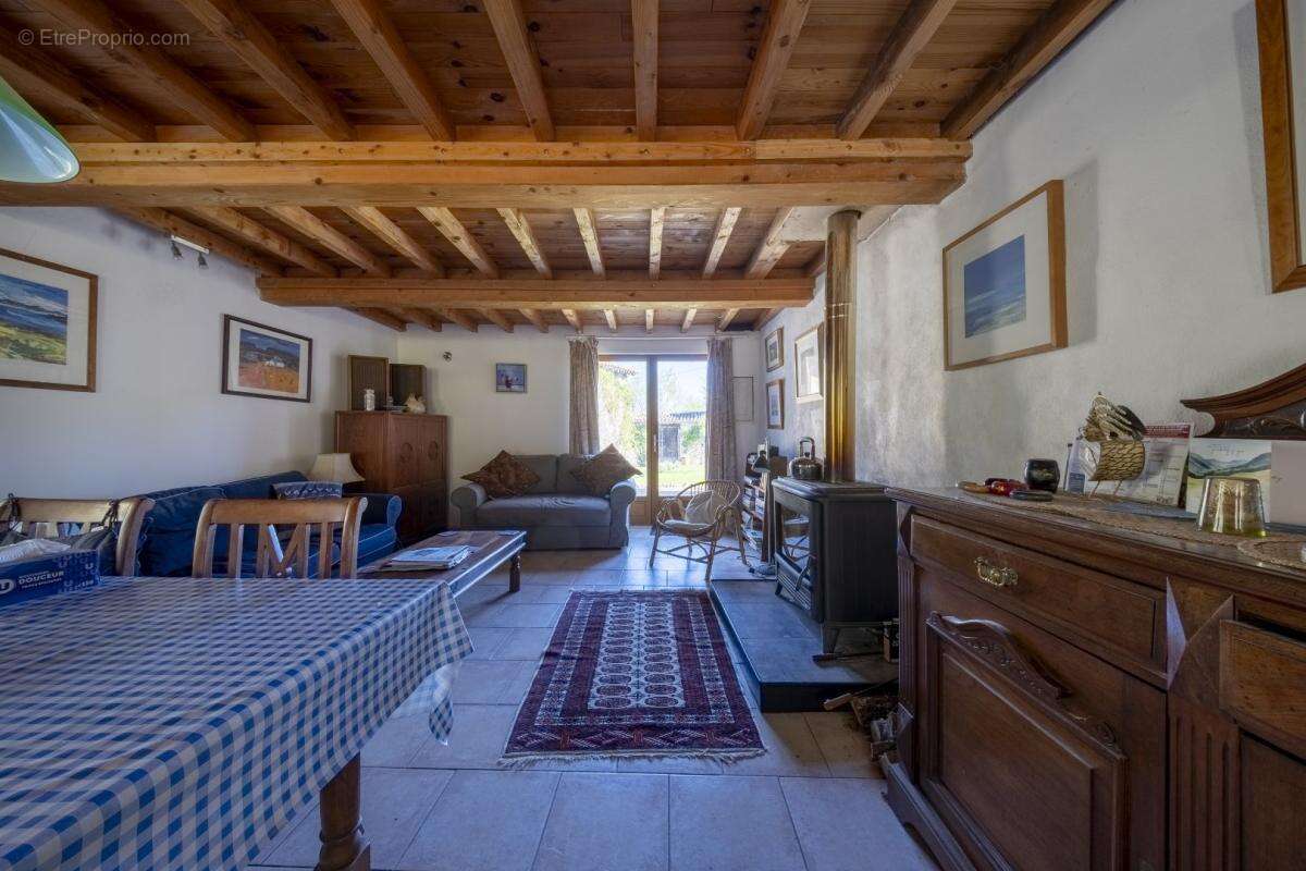 Maison à ESCUEILLENS-ET-SAINT-JUST-DE-BELENGARD