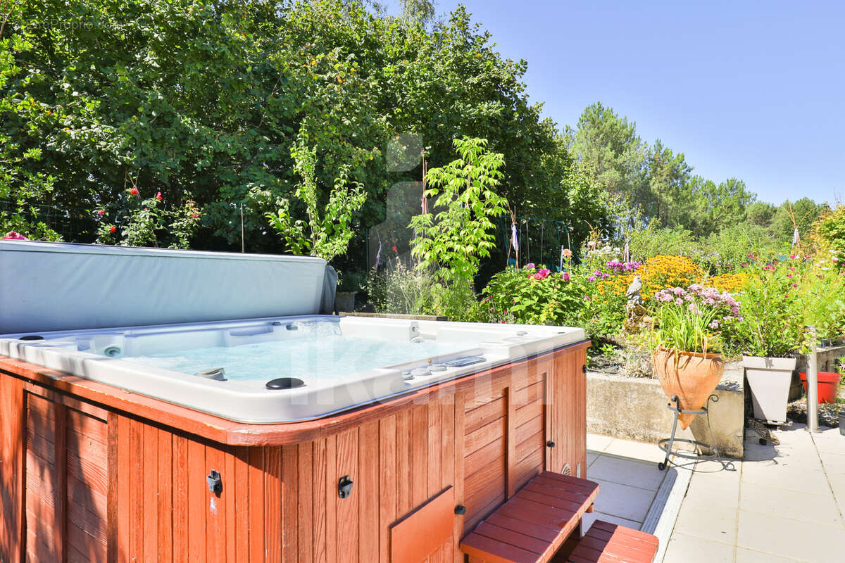 Superbe propriété avec piscine, dépendances et jardin paysager à deux pas des commodités - photo 18