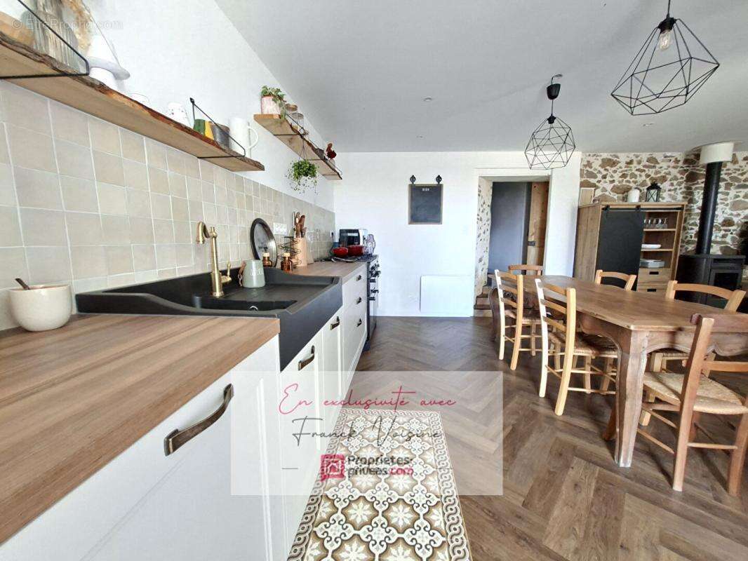A VENDRE en Exclusivité à Saint Paul en Pareds, Maison de 90 m2 avec 3 chambres sur une parcelle de  284 m2, plus jardins et dép - photo 9