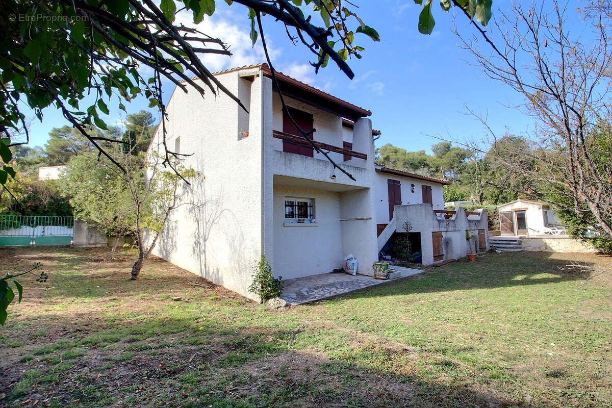 Maison à SAINT-CLEMENT-DE-RIVIERE