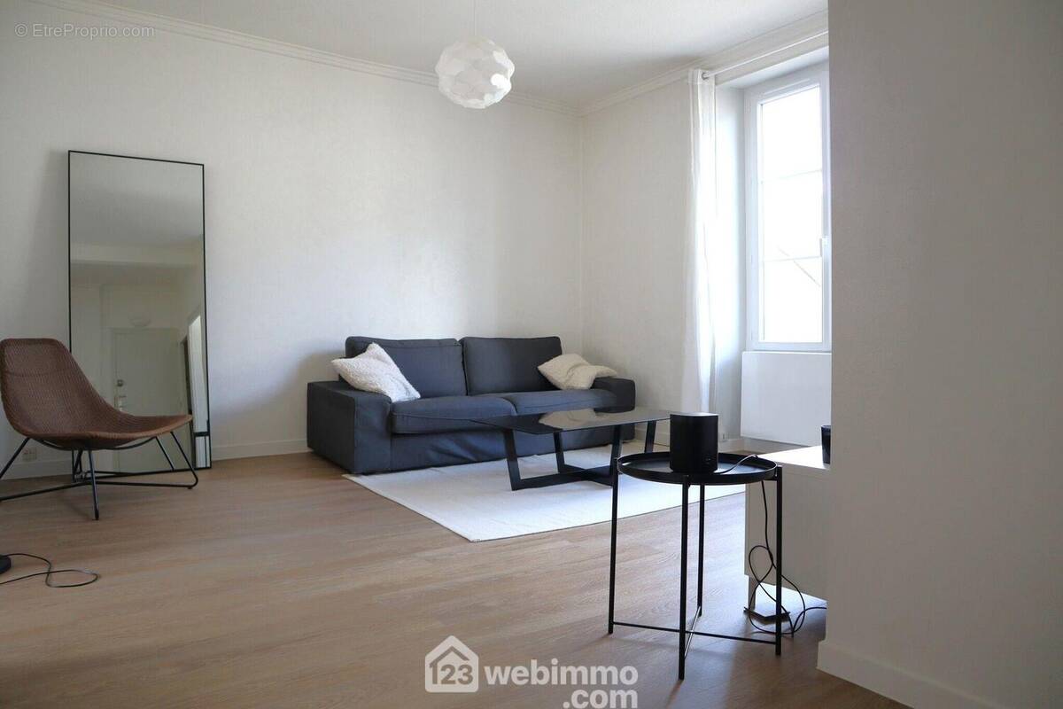 En face, le séjour de 18 m2, - Appartement à POITIERS