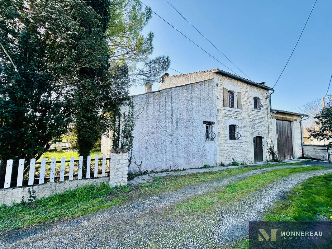 Maison ancienne avec jardin et garage - photo 6