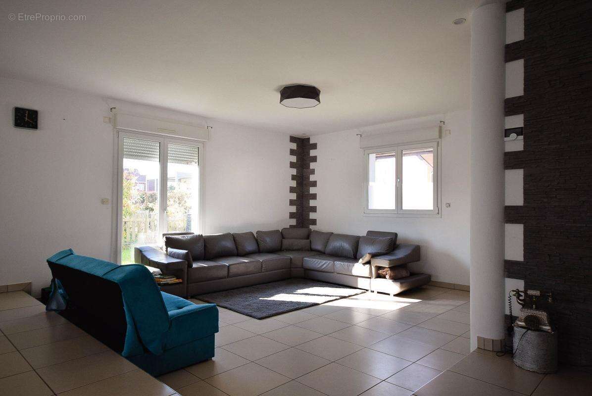 Maison familiale de 177 m² avec piscine et jardin, à Volgelsheim - photo 3