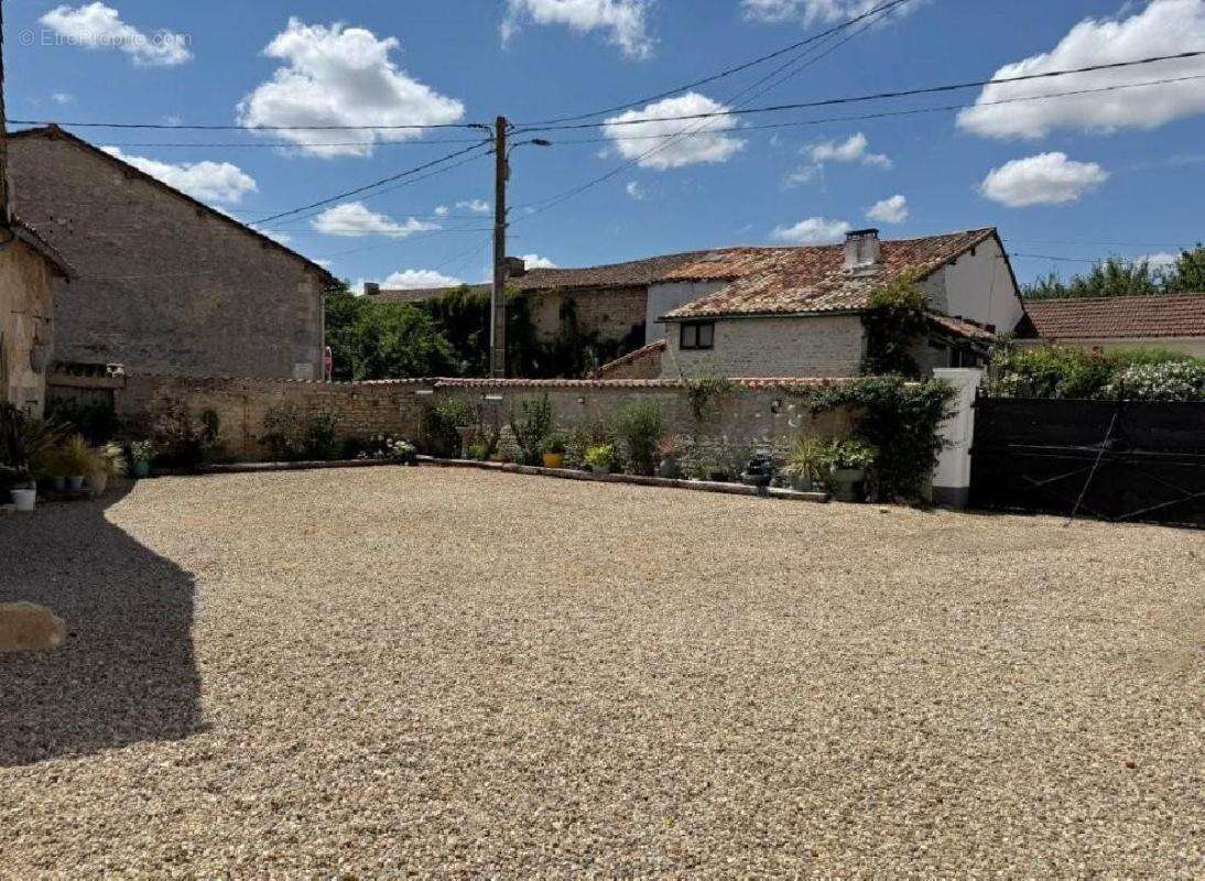 Maison 227 m² à Civray  - photo 3