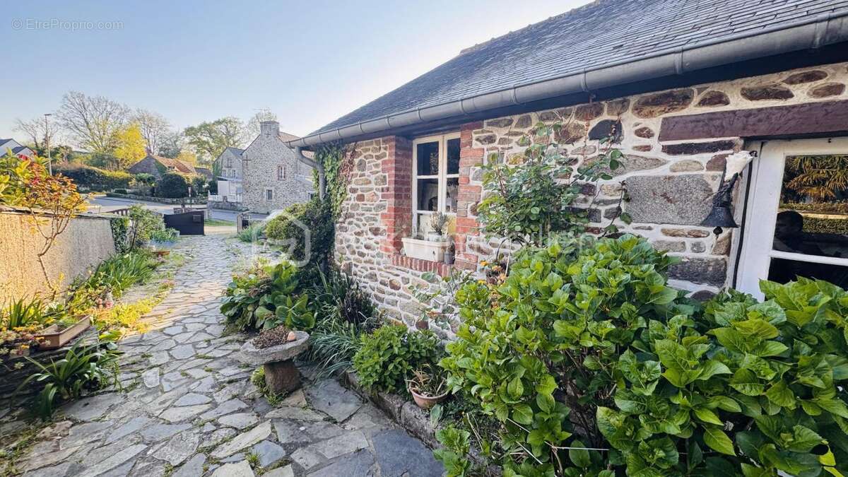 Maison à LANGROLAY-SUR-RANCE