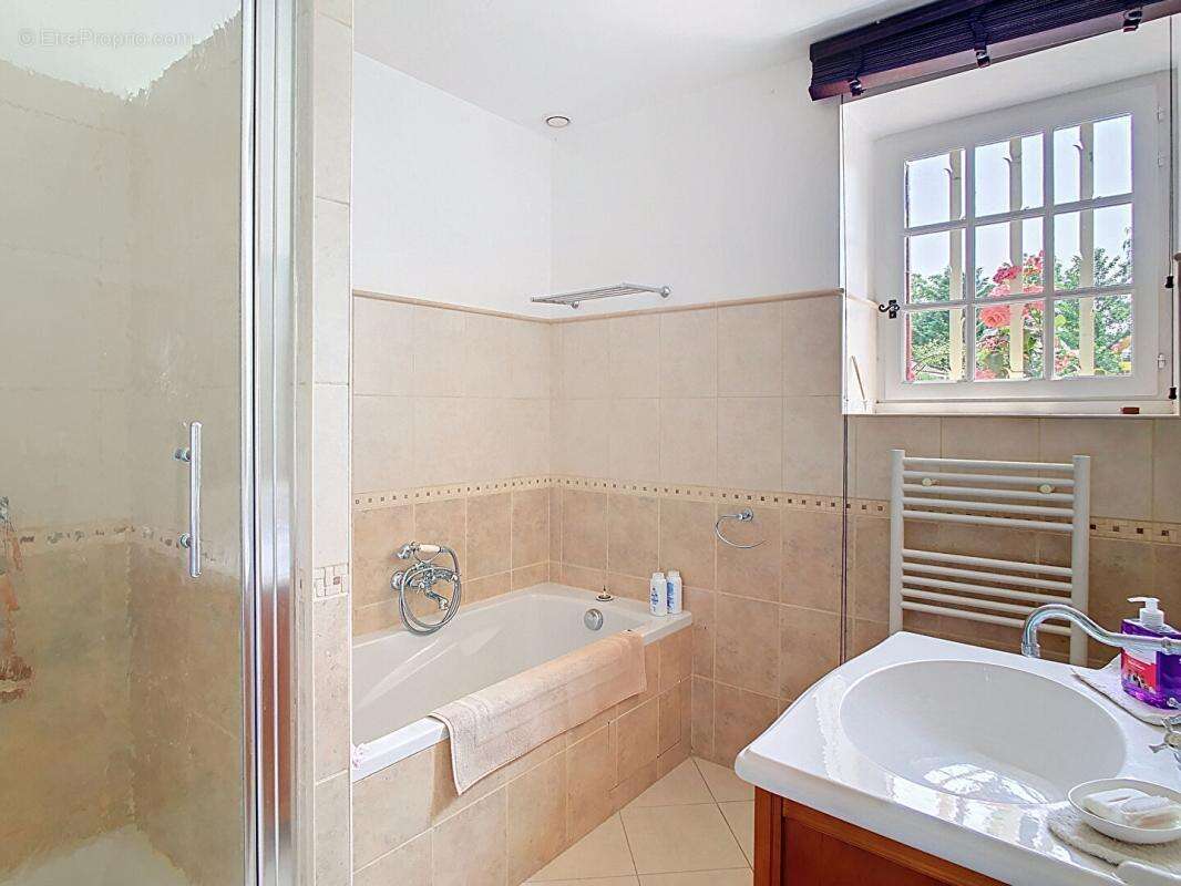 Maison lumineuse avec 4 chambres et piscine - photo 14
