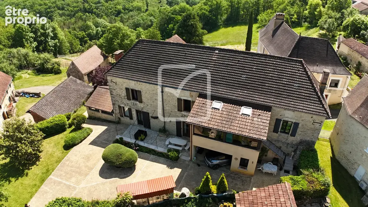 Grande maison familiale en pierre   Volumes, confort et potentiel à Gourdon - photo 1