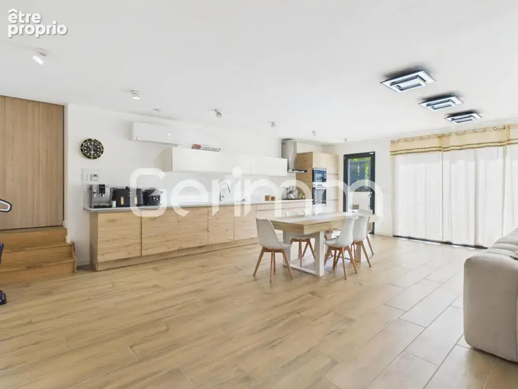 Vente - Maison - 5 pièces + cuisine - 124 m² - 525 000 € - VIF - photo 4