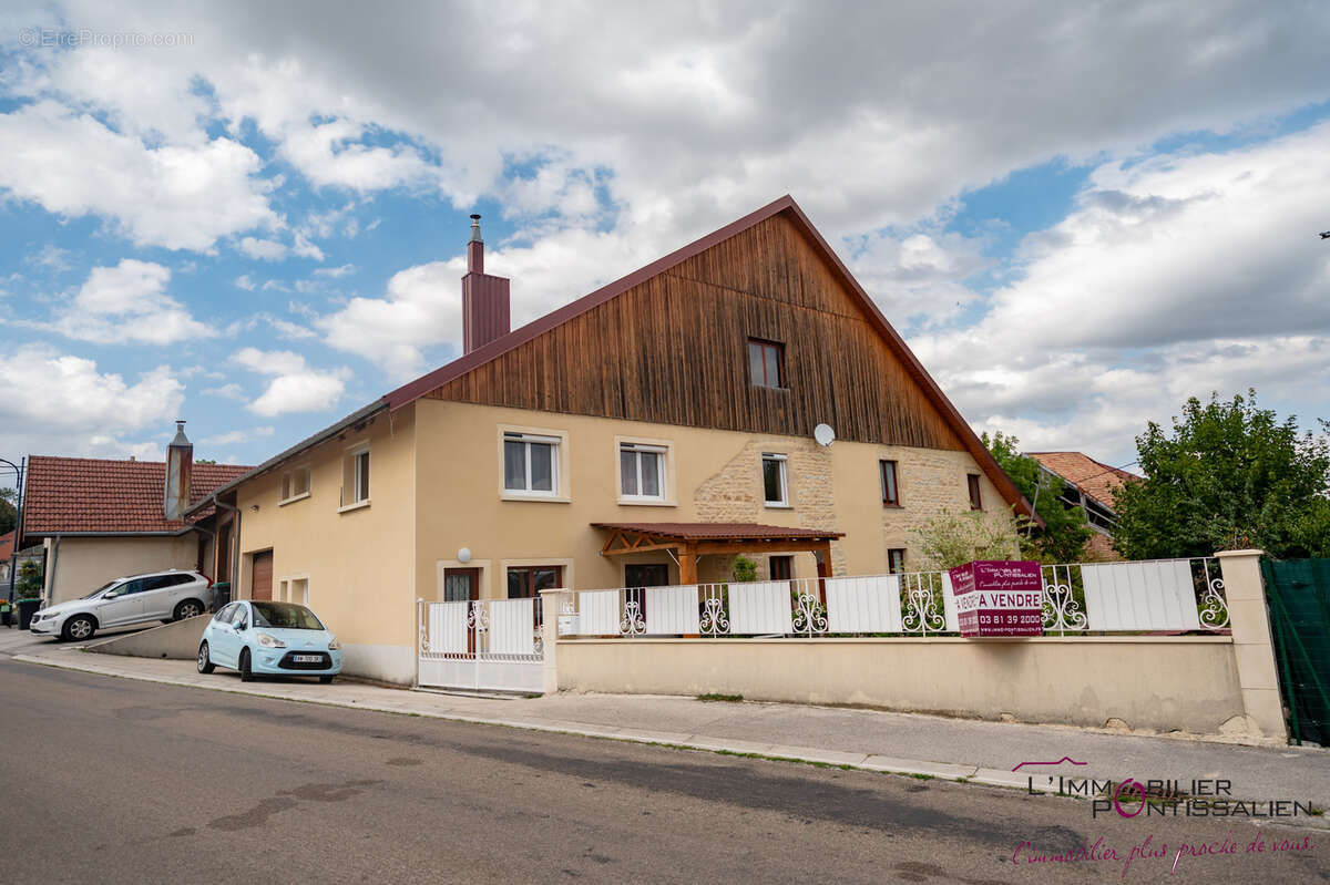 Maison de caractere offrant de beaux volumes - photo 23